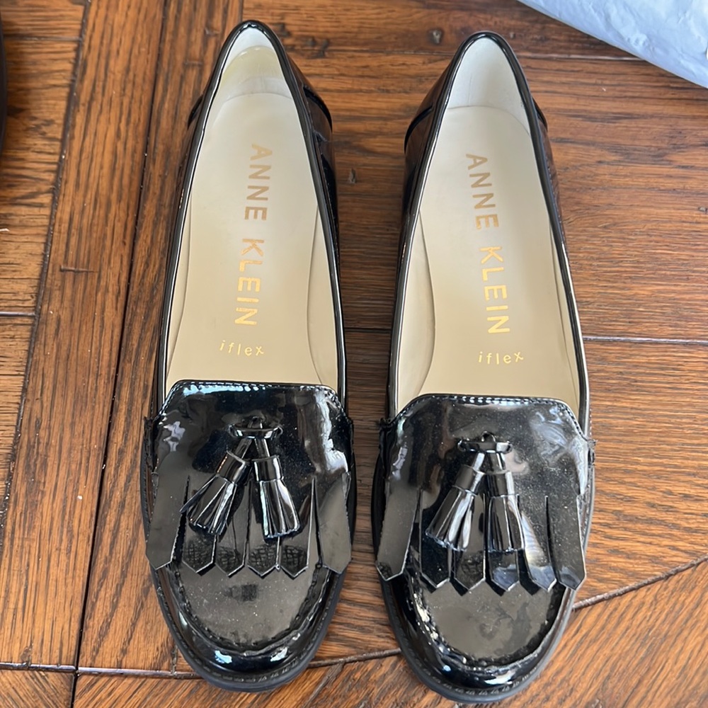 Man made blk patent loafer 7.5B. Never worn. Very cute and comfy. Sturdy sole